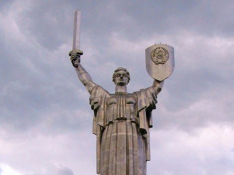 ﻿Директор Інституту нацпам'яті заявив, що прибрати радянський герб із пам'ятника 