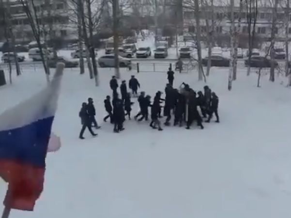 В России силовики привлекли школьников к учениям по разгону протестующих