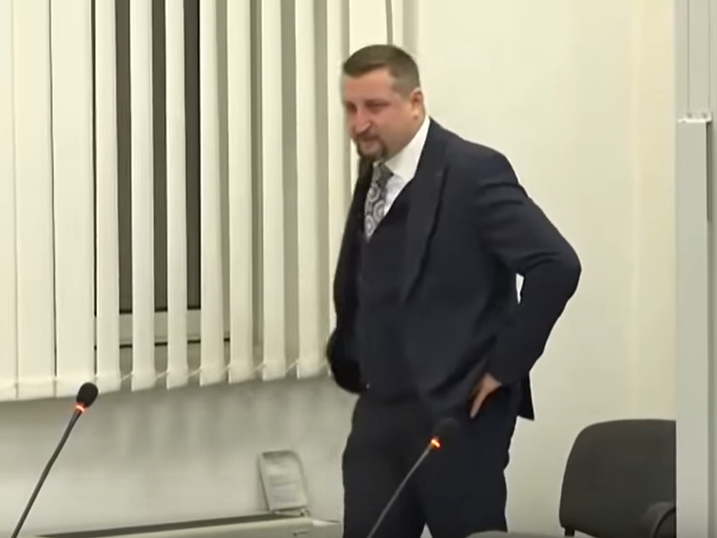 ﻿"Просто суки". Адвокат підозрюваної у справі про вбивство Шеремета Кузьменко розплакався після оголошення рішення суду. Відео