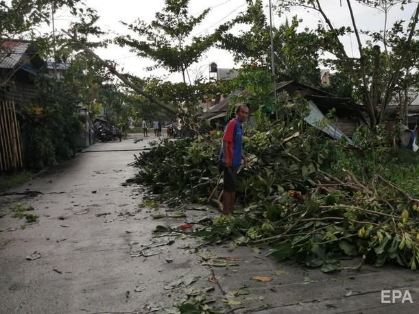 Жертвами тайфуна "Урсула" на Филиппинах стали 16 человек