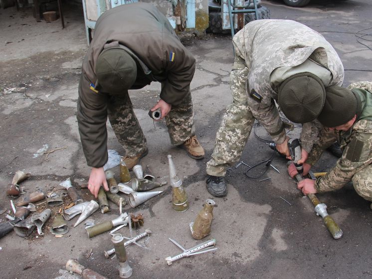 Украинские военные собрали "новогоднюю елку" из снарядов боевиков