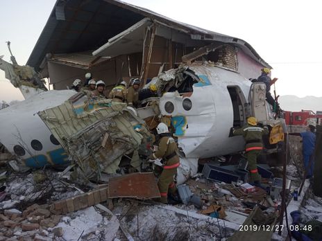 ﻿У Казахстані впав пасажирський літак, 14 загиблих