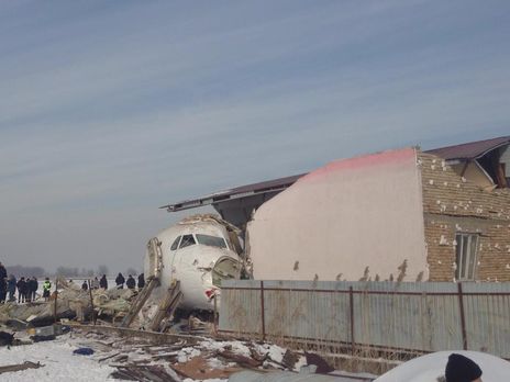 Самолет столкнулся с двухэтажным строением и упал в районе жилого сектора