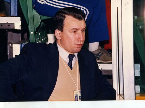 Замруководителя сборной команды СССР по хоккею майор КГБ Владимир Попов перед входом на скамейку запасных на матче СССР Канада на Calgary Cap в 1987 году