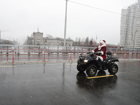 ﻿Кличко в костюмі Діда Мороза на квадроциклі відкрив рух по Шулявському мосту. Відео