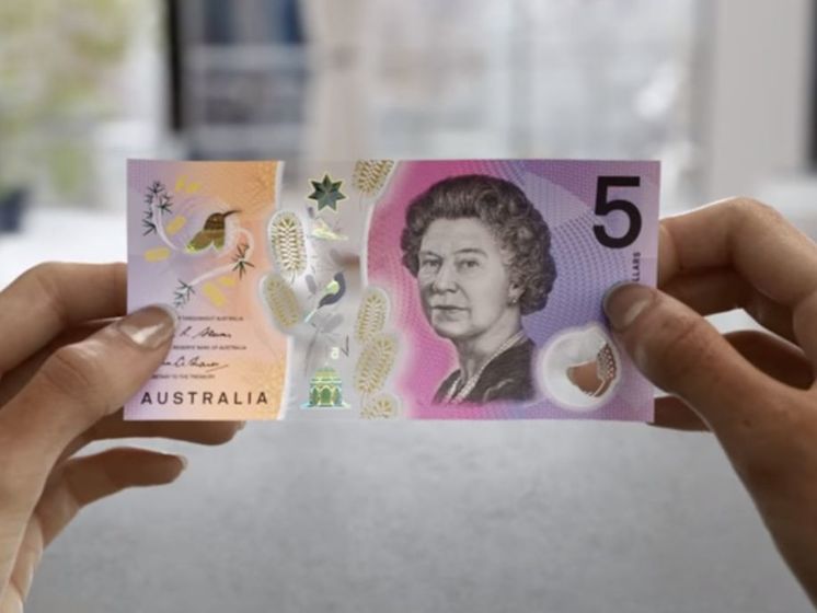 В Австралии выпустили прозрачную банкноту. Видео