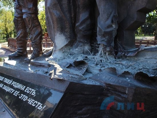 В Луганске подорвали памятник боевикам