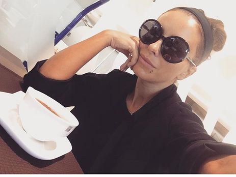 Ани Лорак поделилась детским фото с бантом и в фартуке