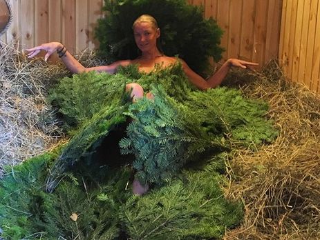 Волочкова села на шпагат верхом на деревянной бочке