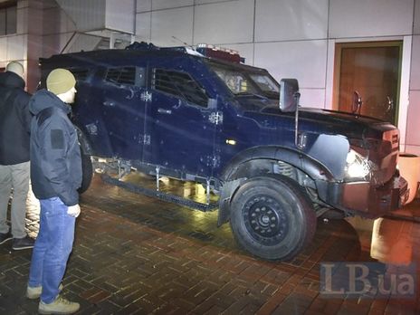 Двух освобожденных экс-беркутовцев из суда в Киеве увезли на бронеавтомобиле