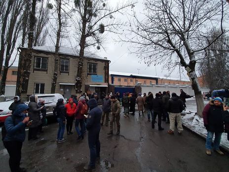 Активисты продолжают блокировать выходы из Лукьяновского СИЗО, откуда должны вывезти экс-беркутовцев