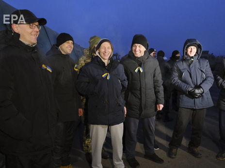 У Борисполі зустріли українців, яких забрали з ОРДЛО. трансляція