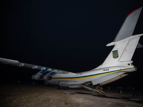 На борту самолета прилетели 76 освобожденных украинцев