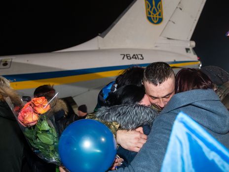 Самолет с освобожденными украинцами сел в Борисполе вечером