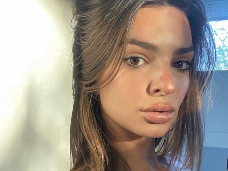 Ратаковски показала крупным планом грудь в бюстгальтере