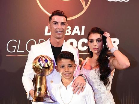 Роналду сфотографировался с семьей после получения премии Globe Soccer Awards