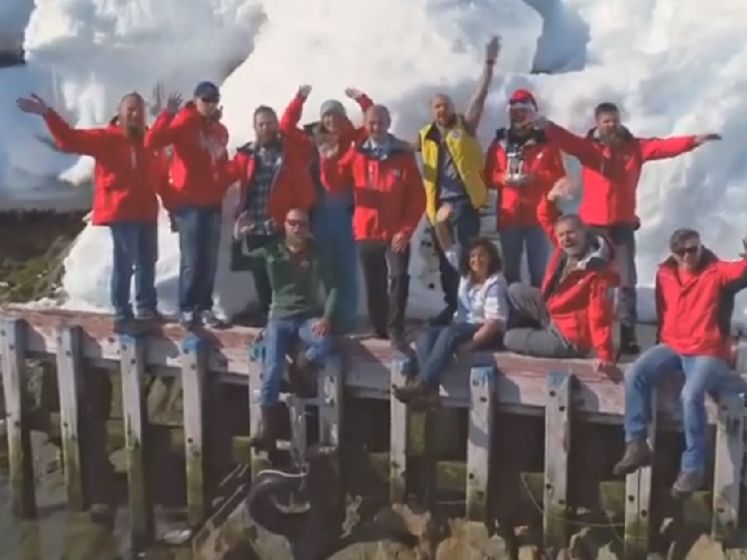 "Пусть бог даст разум". Участники экспедиции в Антарктиде поздравили украинцев с Новым годом. Видео