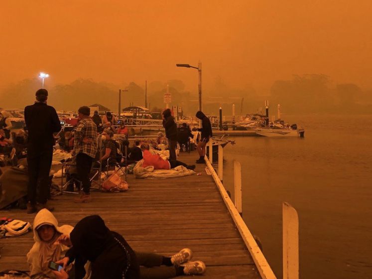 Жители австралийского города оказались в ловушке на пляже из-за надвигающегося пожара