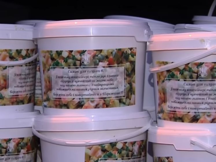 ﻿Волонтери приготували понад чотири тонни олів'є для українських військових