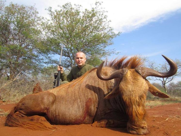 ﻿ЗМІ та соцмережі опублікували фото Шуфрича з убитим носорогом. Політик стверджує, що полювання було законним