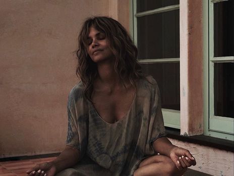 ﻿53-річна Беррі знялася без бюстгальтера