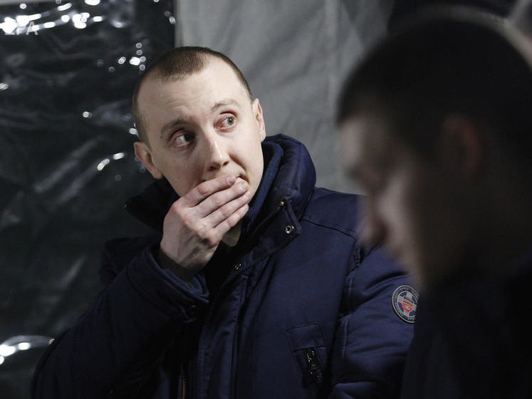 Освобожденный Асеев снял баннер "Free Aseyev" с балкона редакции "Тижня" 