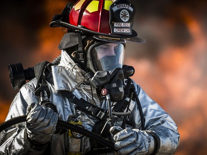 В США пожарные сфотографировались на фоне горящего дома