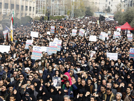 ﻿В Ірані тривають демонстрації у зв'язку з убивством генерала Сулеймані. Фоторепортаж