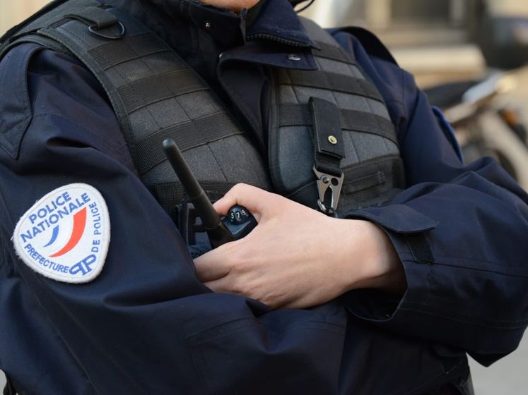 ﻿У передмісті Парижа на перехожих нападала людина з ножем, є загиблі й поранені