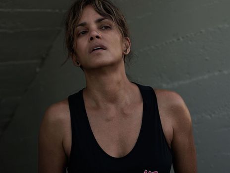 ﻿53-річна Беррі показала, як приймає душ