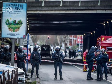 У мужчины, напавшего на прохожих в пригороде Парижа, были психические расстройства