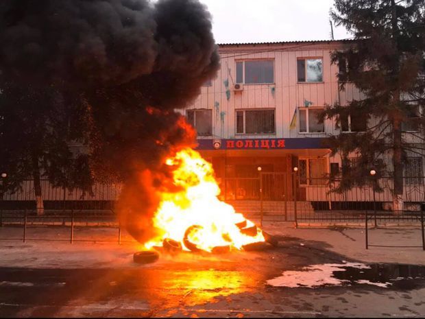 Жители Каховки жгли шины возле отделения полиции из-за убийства. Подозреваемый &ndash; экс-милиционер
