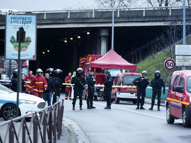 ﻿Напад із ножем у передмісті Парижа розслідує антитерористична прокуратура