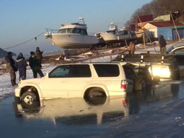 В России под лед провалилось несколько десятков автомобилей рыбаков