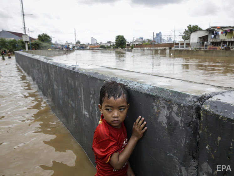 ﻿Через повені в Індонезії загинуло приблизно 60 осіб