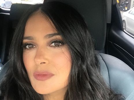 53-летняя Хайек засветила грудь в ультраглубоком декольте