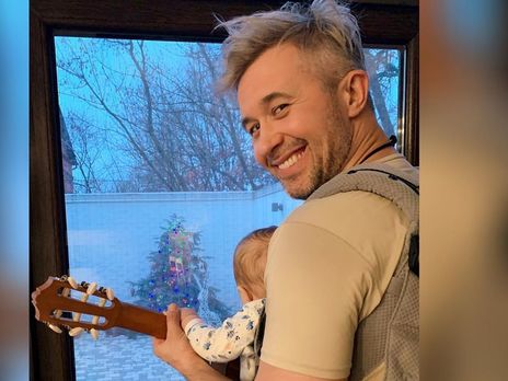 ﻿Бабкін показав під час прогулянки піврічному синові сніг