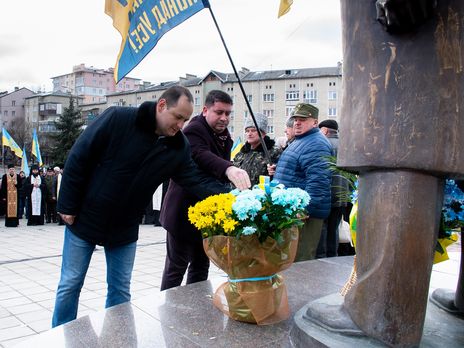 Марцінків покладає квіти до пам'ятника Бандері