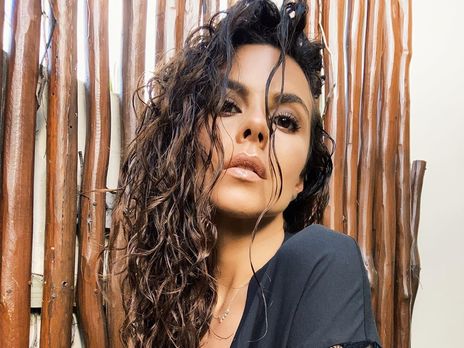 Каменских позировала в кружевном пеньюаре