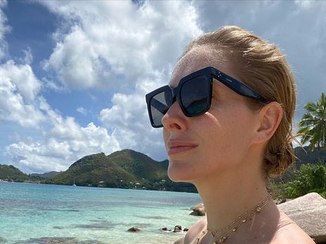 ﻿Осадча показала фігуру в роздільному купальнику