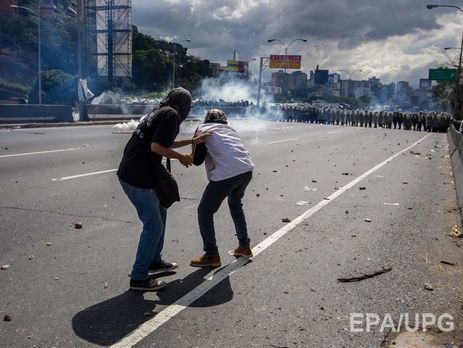 В Венесуэле сотни тысяч сторонников оппозиции требовали отставки президента. Фоторепортаж
