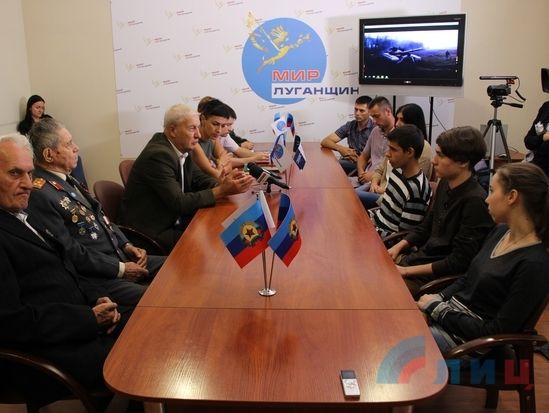 В оккупированном Луганске организовали встречу ветеранов Второй мировой и студентов, которые якобы гуляли с украинским флагом – СМИ