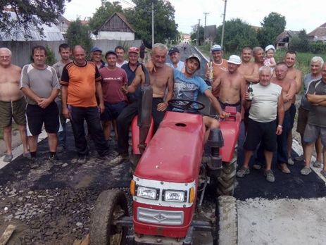 В Закарпатской области местные жители самостоятельно заасфальтировали почти все улицы в своем селе