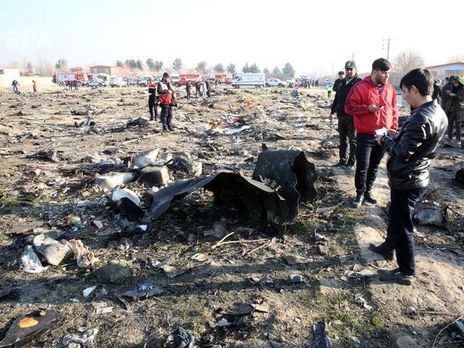 Сотрудники авиакомпании выясняют точное количество пассажиров на борту разбившегося в Тегеране самолета