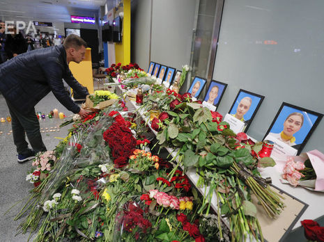 Люди приносят цветы в аэропорт Борисполь