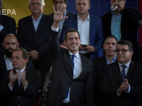 Гуайдо смог попасть в парламент Венесуэлы и принести присягу