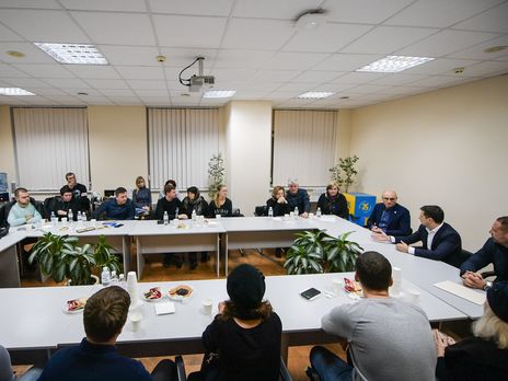 Президент зустрівся з родичами загиблих в авіакатастрофі українців 9 січня