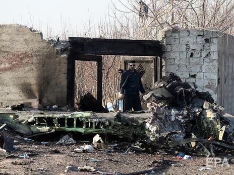 Иранский телеканал показал видео с, предположительно, черными ящиками из самолета МАУ