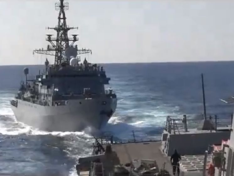 В США заявили об опасном маневре российского корабля возле американского эсминца. Видео