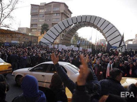 Демонстранты вышли на улицы в Тегеране и в других иранских городах